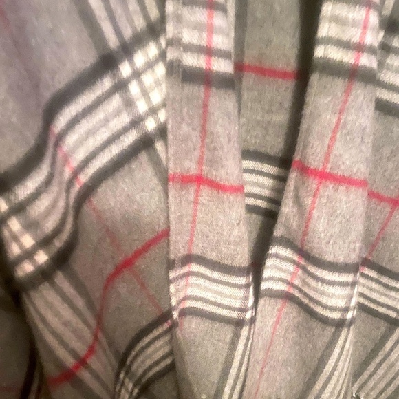 V. FRAAS Cashmink Gray and Red Plaid Large Cozy-Core, Soft Wrap Shawl - Picture 10 of 11